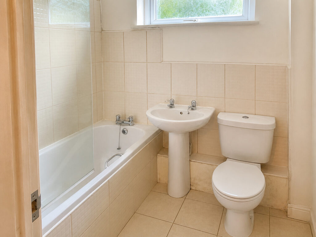 02_Temporary_Dated_Bathroom